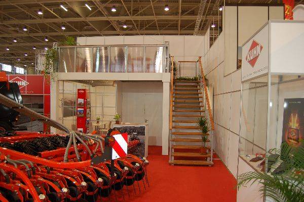 Emeletes stand fotók